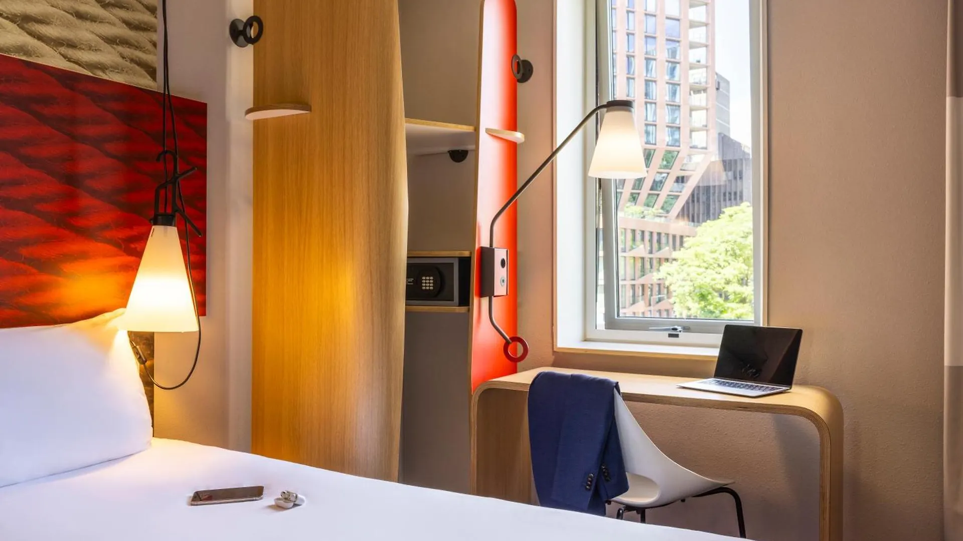 Ibis Rotterdam City Centre 3*,